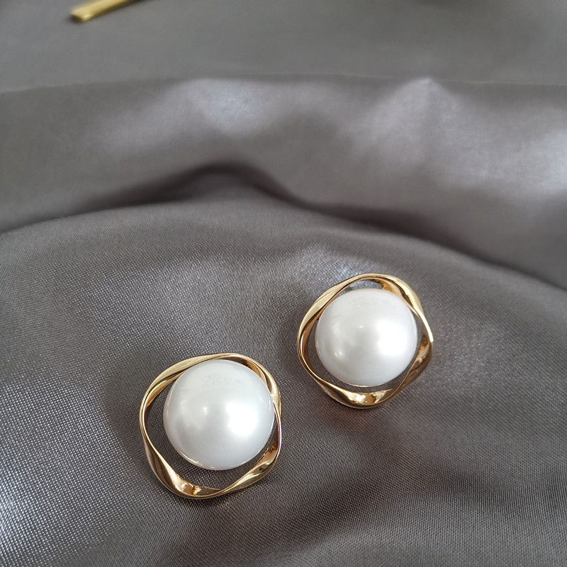 Elegant Vintage Female Alloy Earrings with Pearl
