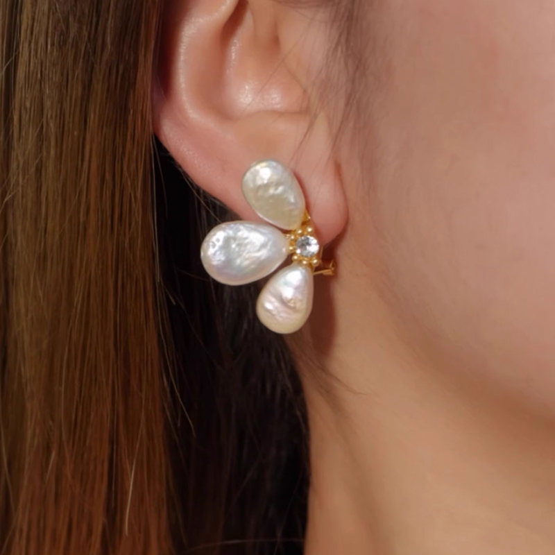 Pendientes encantadores elegantes de pétalos de aleación con zirconio cúbico y perlas para mujer
